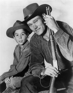  "Chuck Connors Johnny Crawford The Rifleman 1960" by ABC Television - Licensed under Public Domain via Commons.